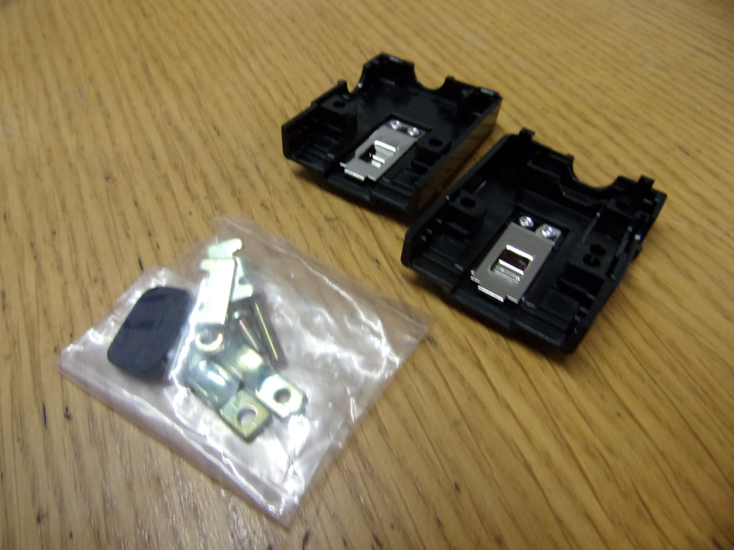 Hirose HRS 1308CM 8 pin Cable housing with latch lugs new